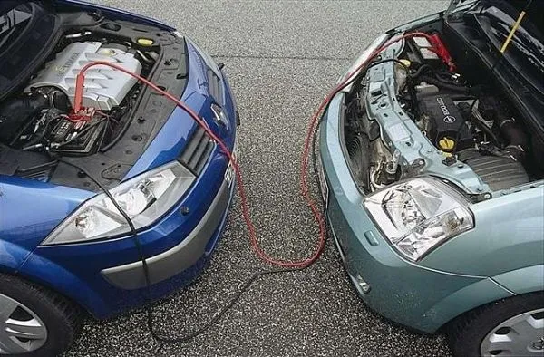 Запуск автомобіля в екстреній ситуації за допомогою іншого авто